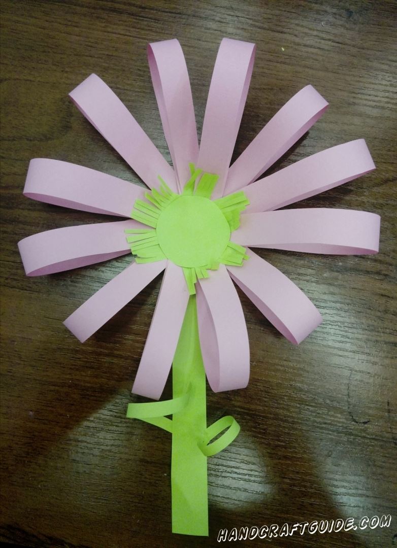 Как сделать цветок из цветной бумаги мы сможем посмотреть прямо сейчас. 