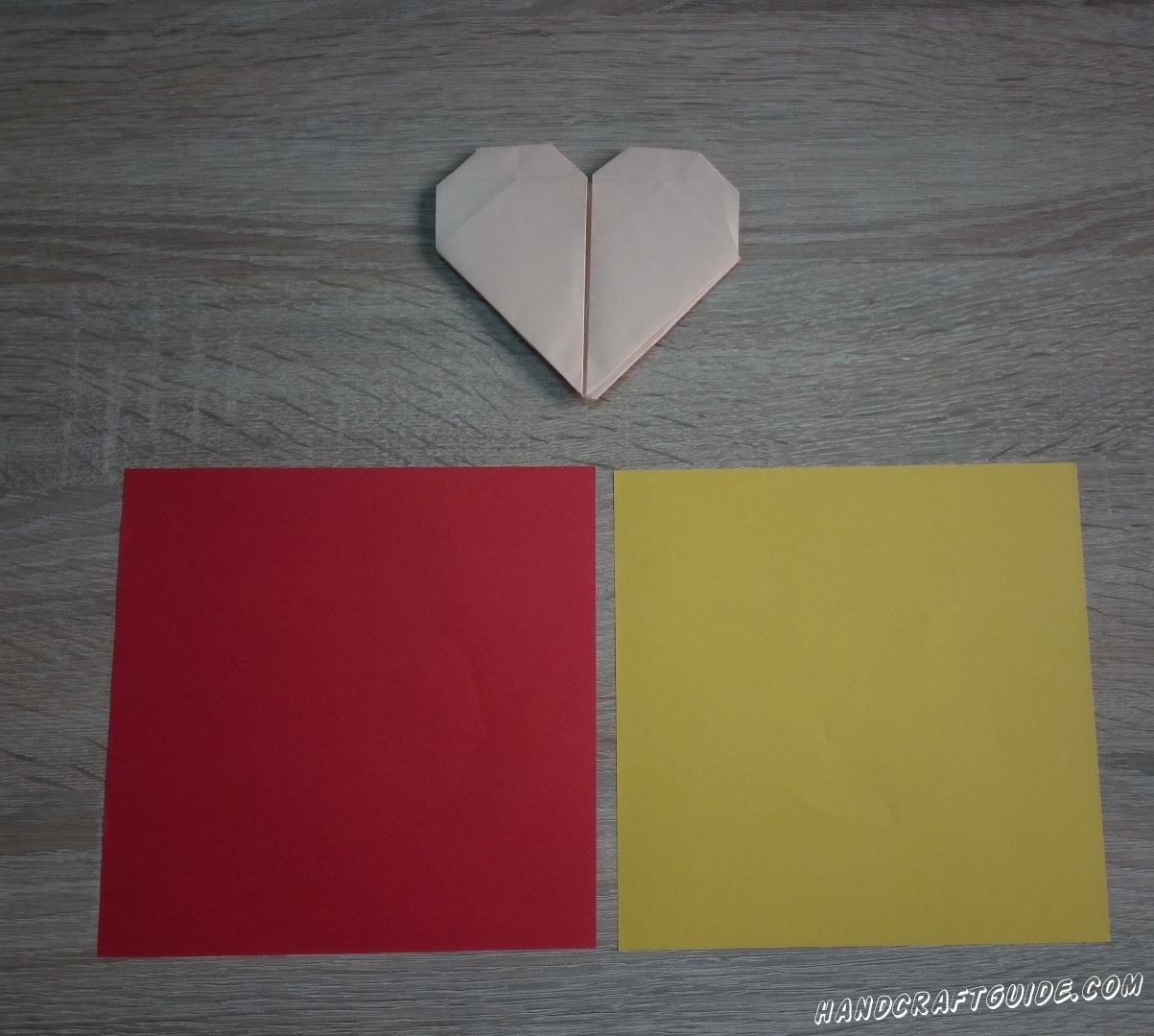 Берём цветную бумагу квадратной формы, как для оригами