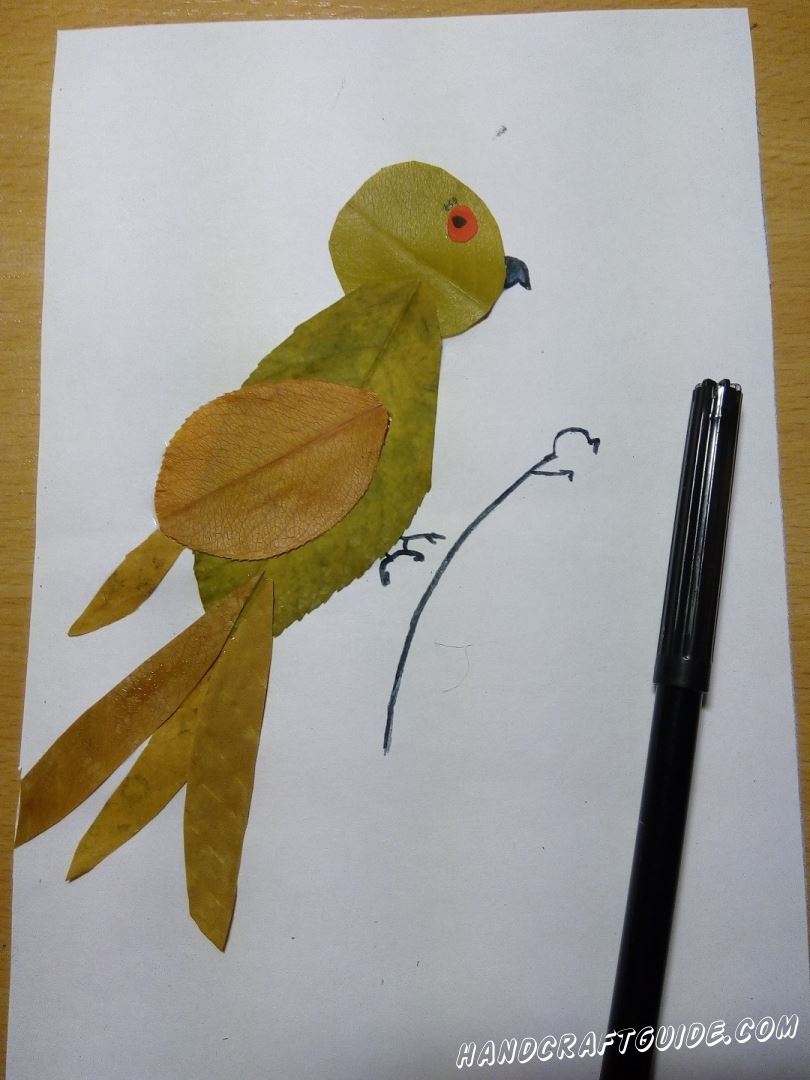 птичка на веточке из осенних листьев