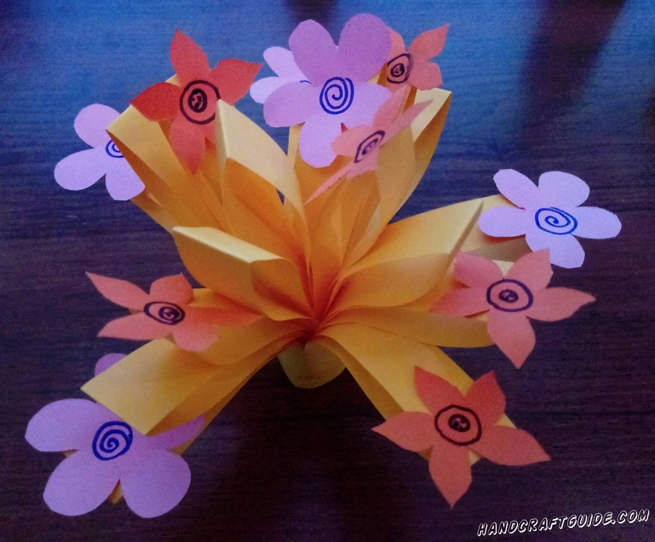 Давайте вместе сделаем замечательный цветок из цветной бумаги, который точно украсит вашу комнату! 