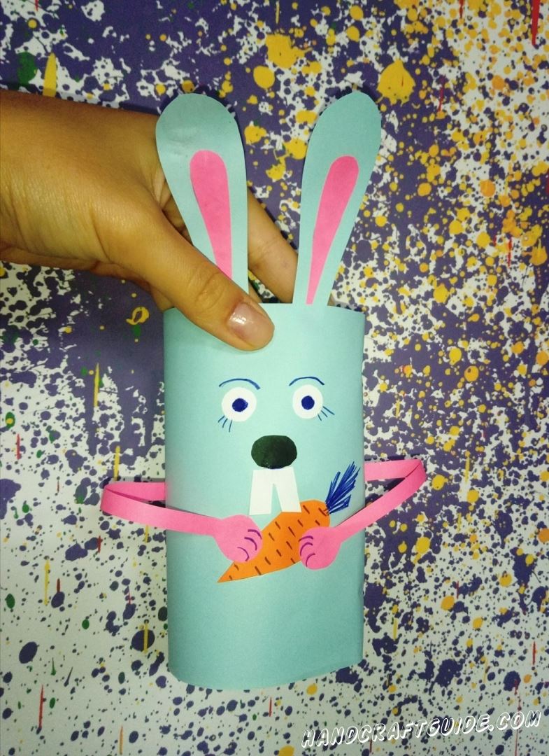 На этой игрушке из бумаги, зайчик кушает свою морковку и очень доволен. Хочешь такую игрушку? Тогда присоединяйся к нам! 