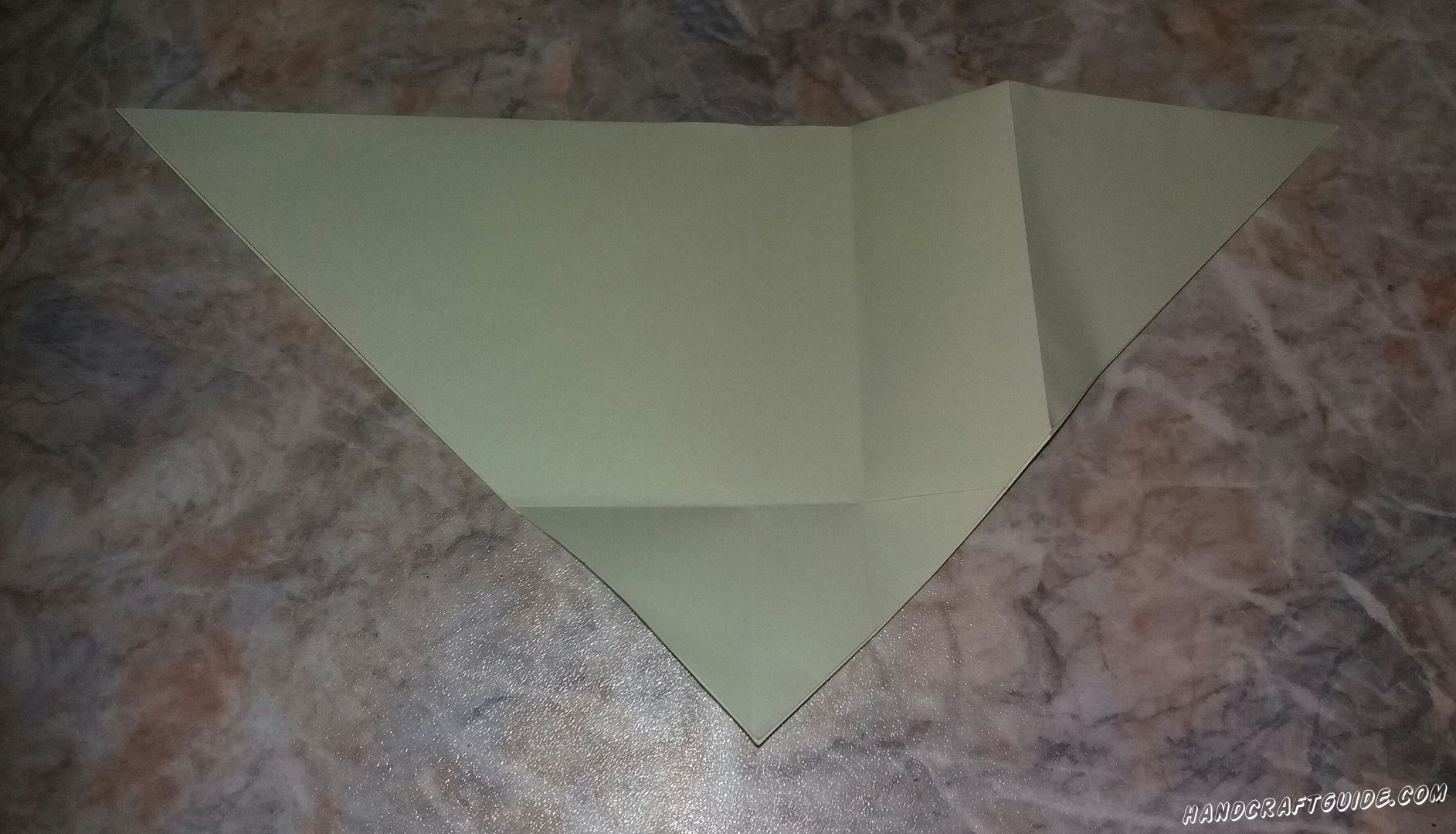 Вырезаем квадрат из бумаги понравившегося вам цвета