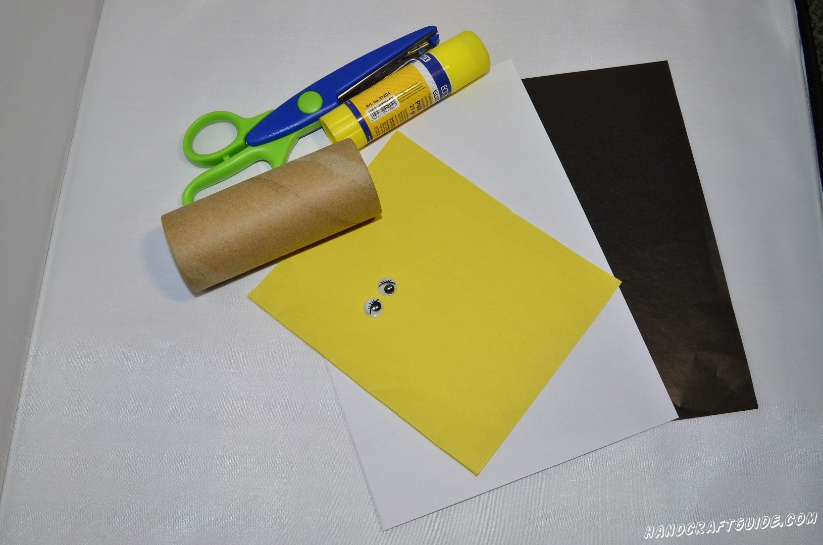 Картонный конус полностью завернём в желтую бумагу