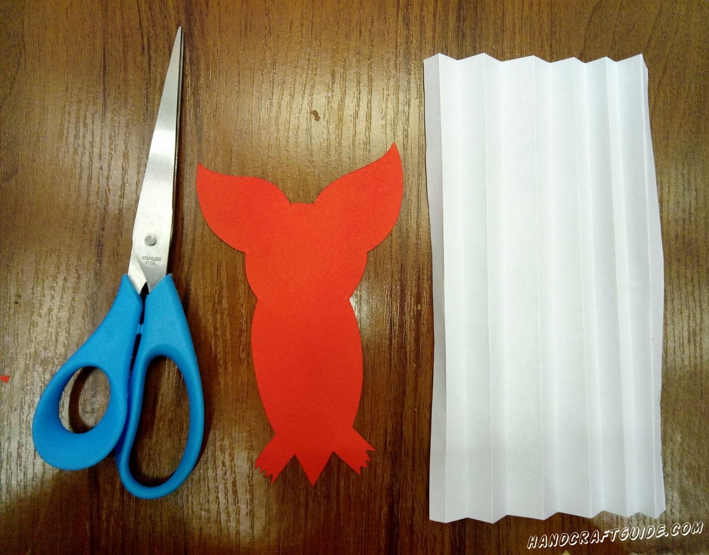 We cut out the body of a bat from colored paper and make a "harmonica" from white paper.