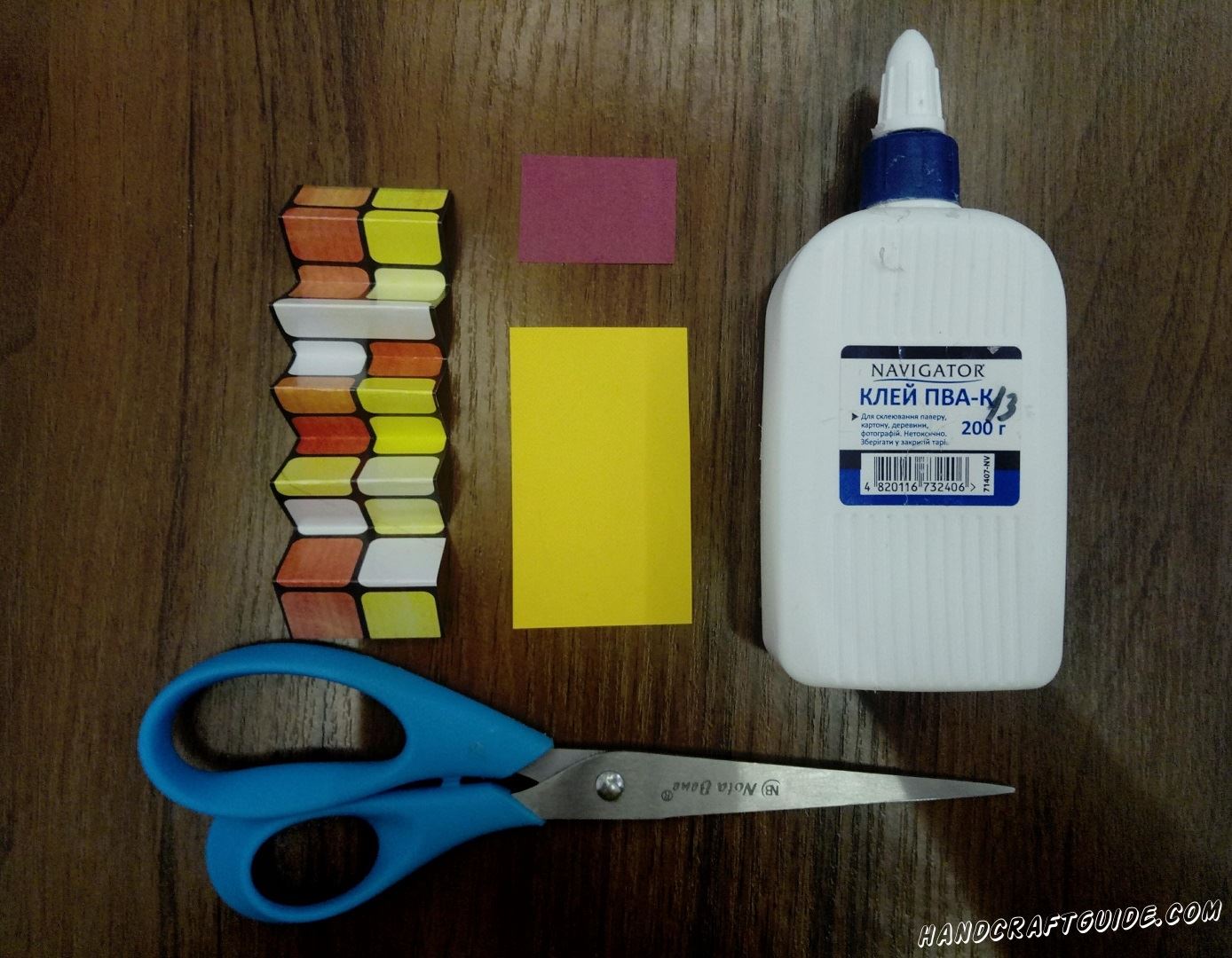 Из цветного картона вырезаем полоску, маленький прямоугольник из жёлтой бумаги и фиолетовый квадратик