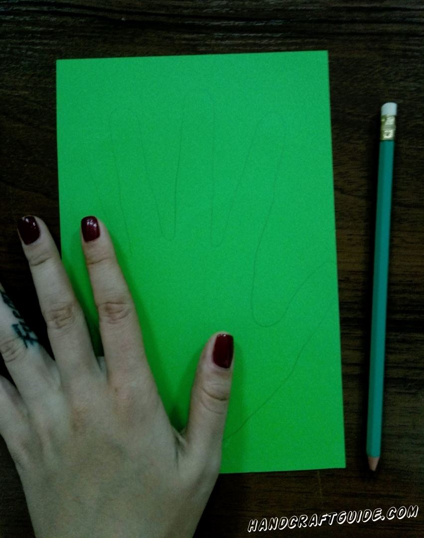 Для начала, на зелёном листе бумаги, обводим свою ладошку