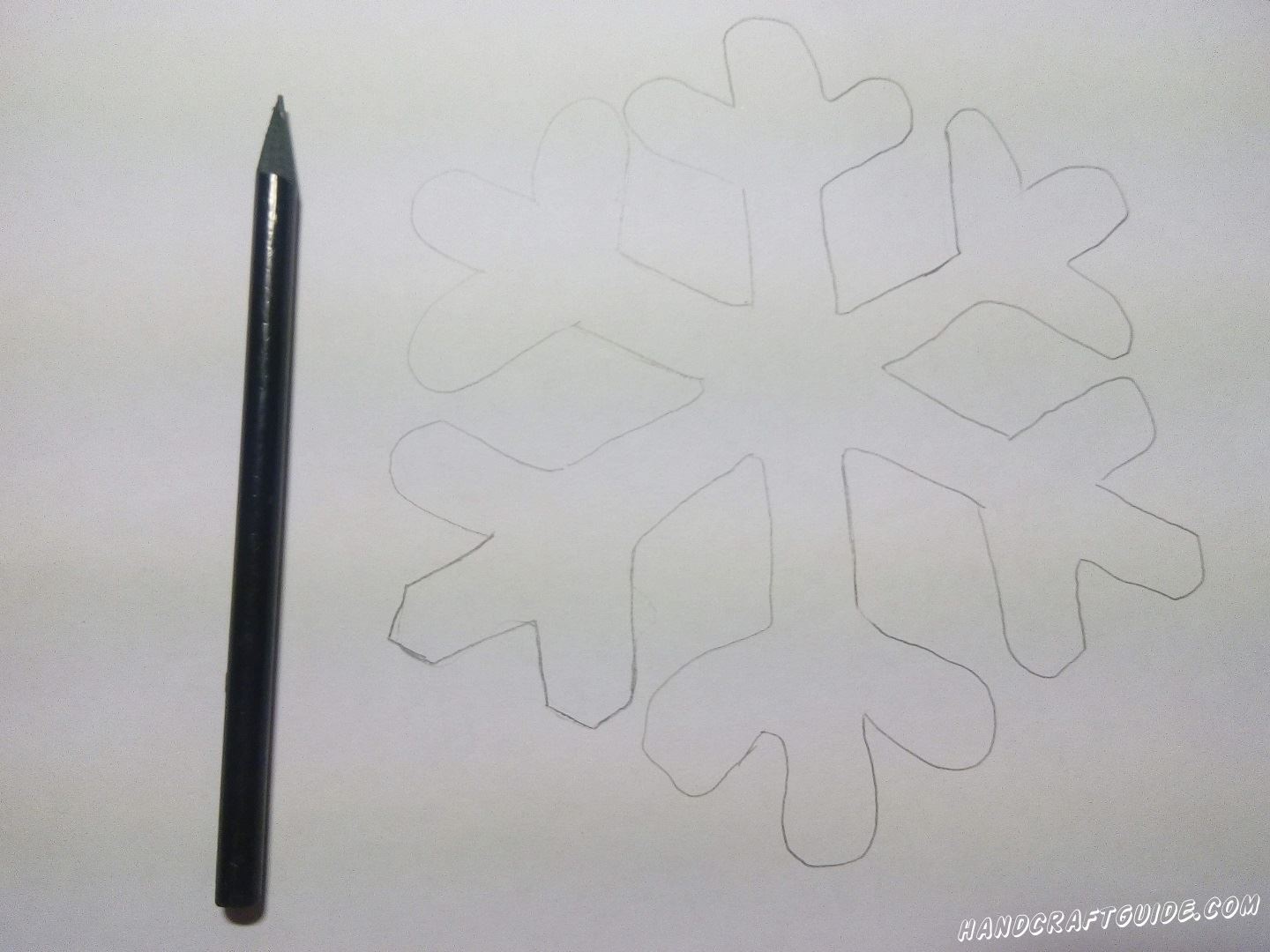 Берем карандаш, бумагу и рисуем красивую симметричную снежинку.