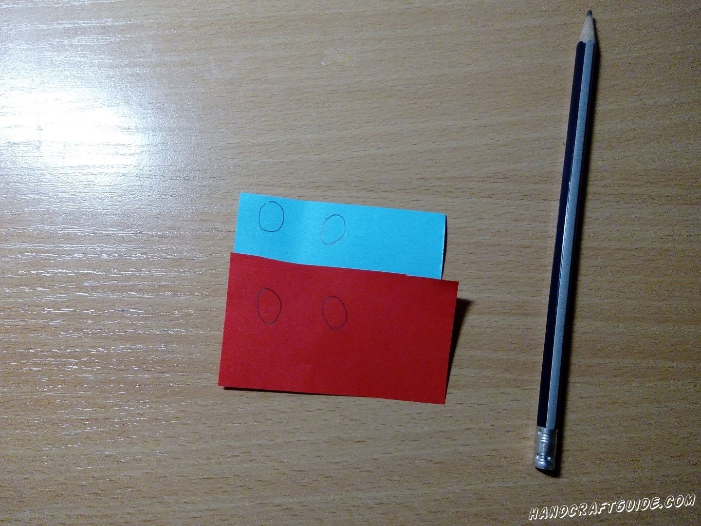 На голубой и красной бумаге рисуем по 2 небольших овала и вырезаем нарисованное