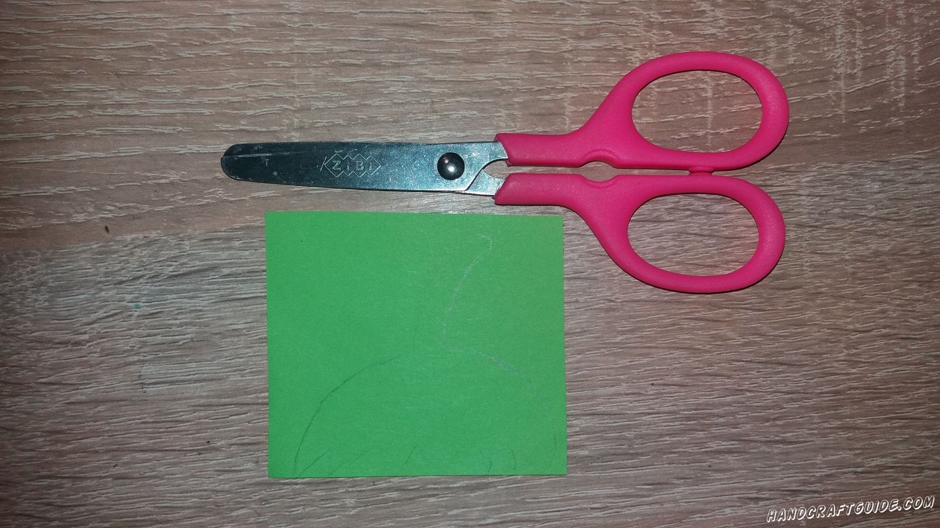 Сначала вырезаем верхнюю часть и хвостик клубнички, из бумаги зелёного цвета