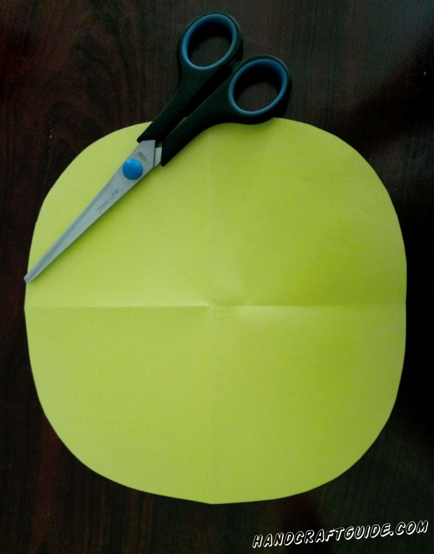 Для начала вырезаем круг из желтой бумаги