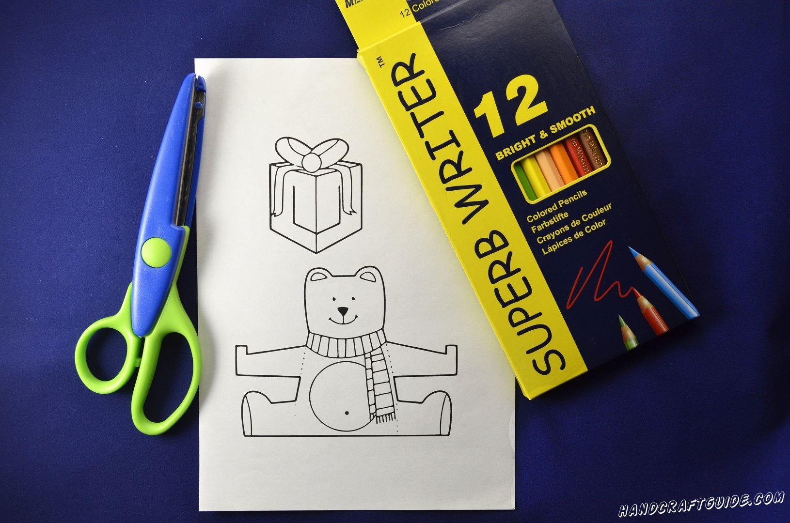 Давайте теперь разрисуем медвежонка и подарок, с помощью цветных карандашей.