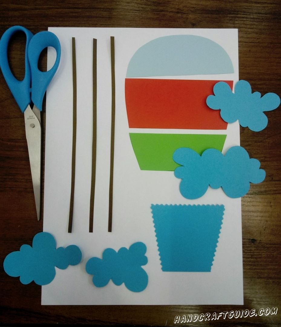 First, from colored paper, we cut out the details we need, as in the photo.
