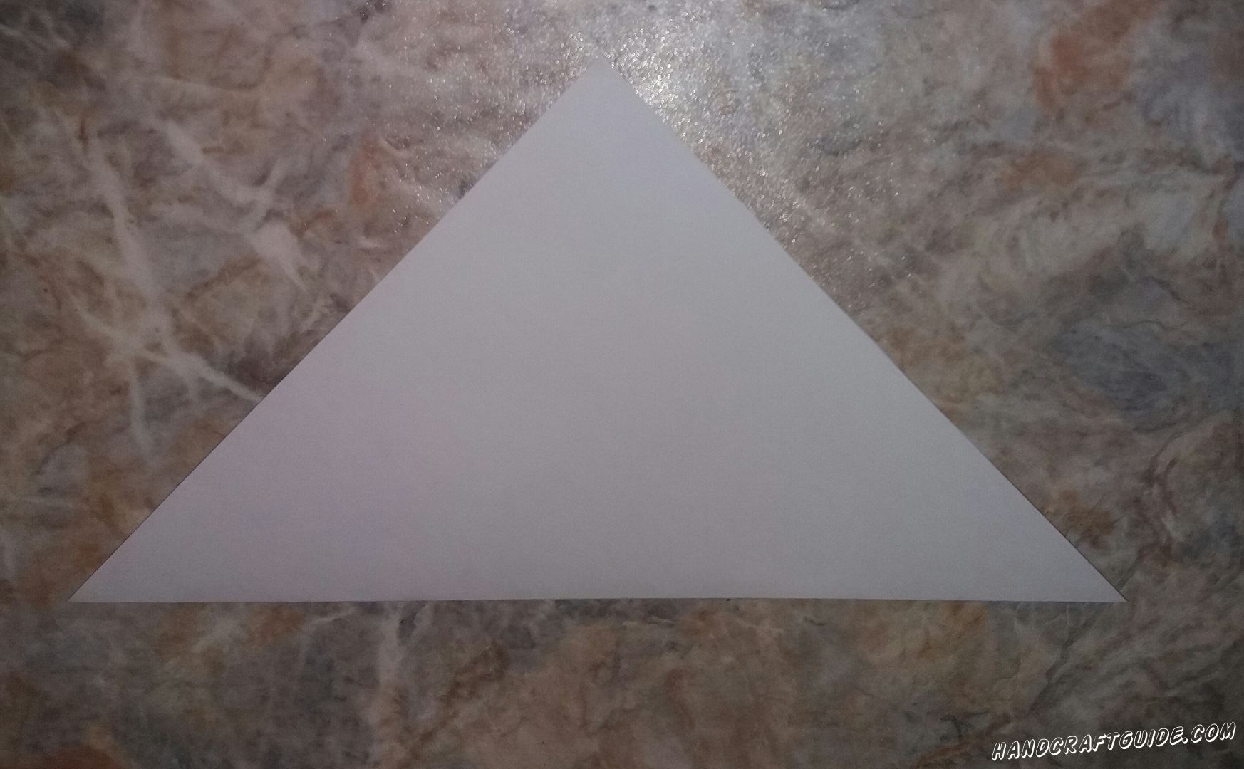 Оставшийся треугольник аккуратно загибаем, как показано на фото.