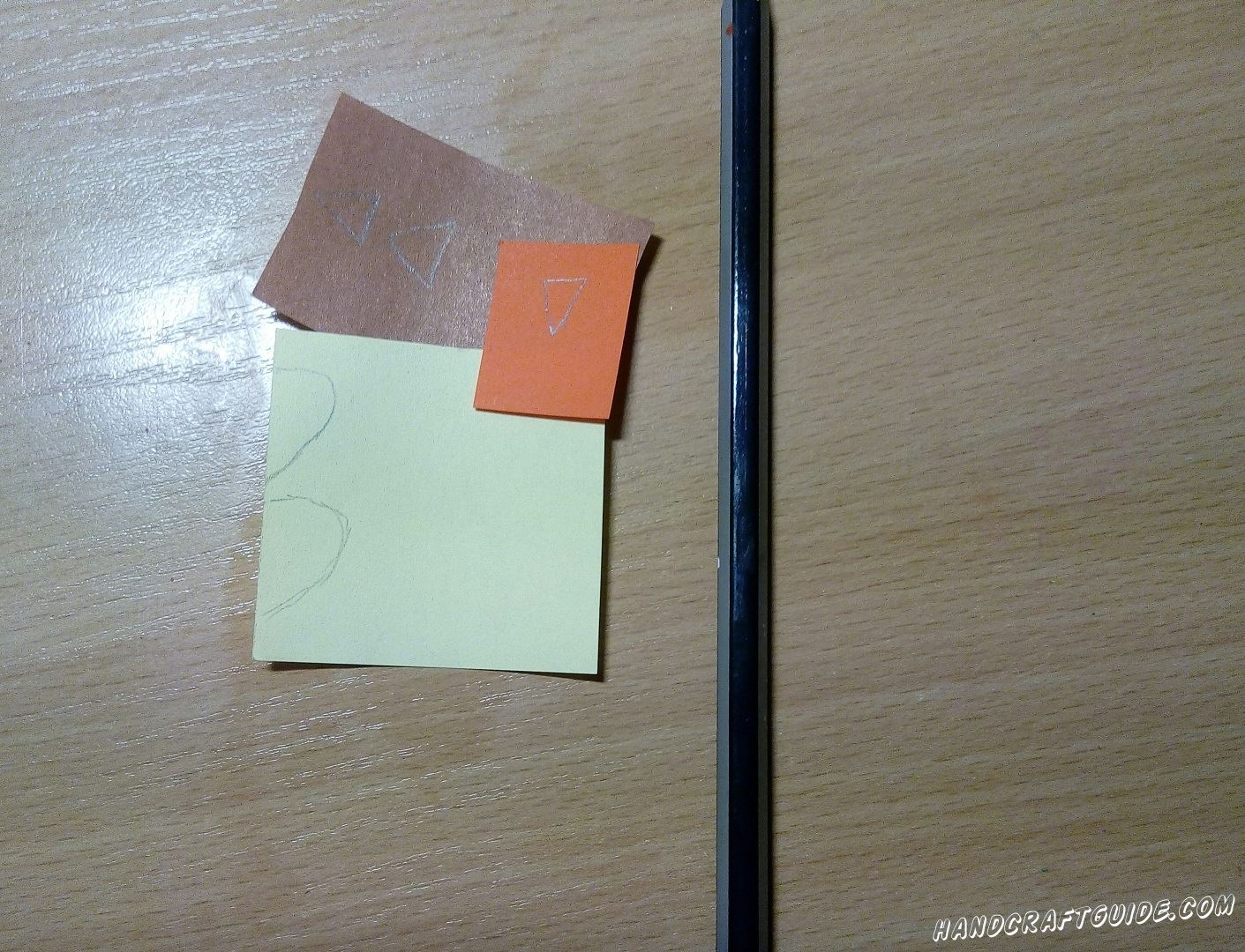 Вырезаем все необходимые детальки из бумаги: 2 желтых крылышка, 2 коричневых ушка, 2 белых глазика с черными зрачками и 1 оранжевый клювик