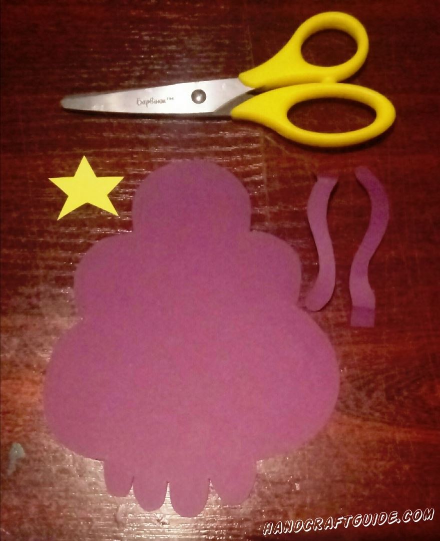 Вырезаем фиолетовое облачко и две волнистые полоски, того же цвета. Также нам нужна желтая звёздочка. 