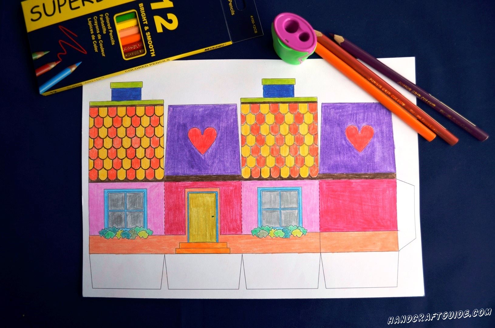 Здесь нарисованы 4 стеночки нашего домика, давайте разрисуем их яркими карандашами.