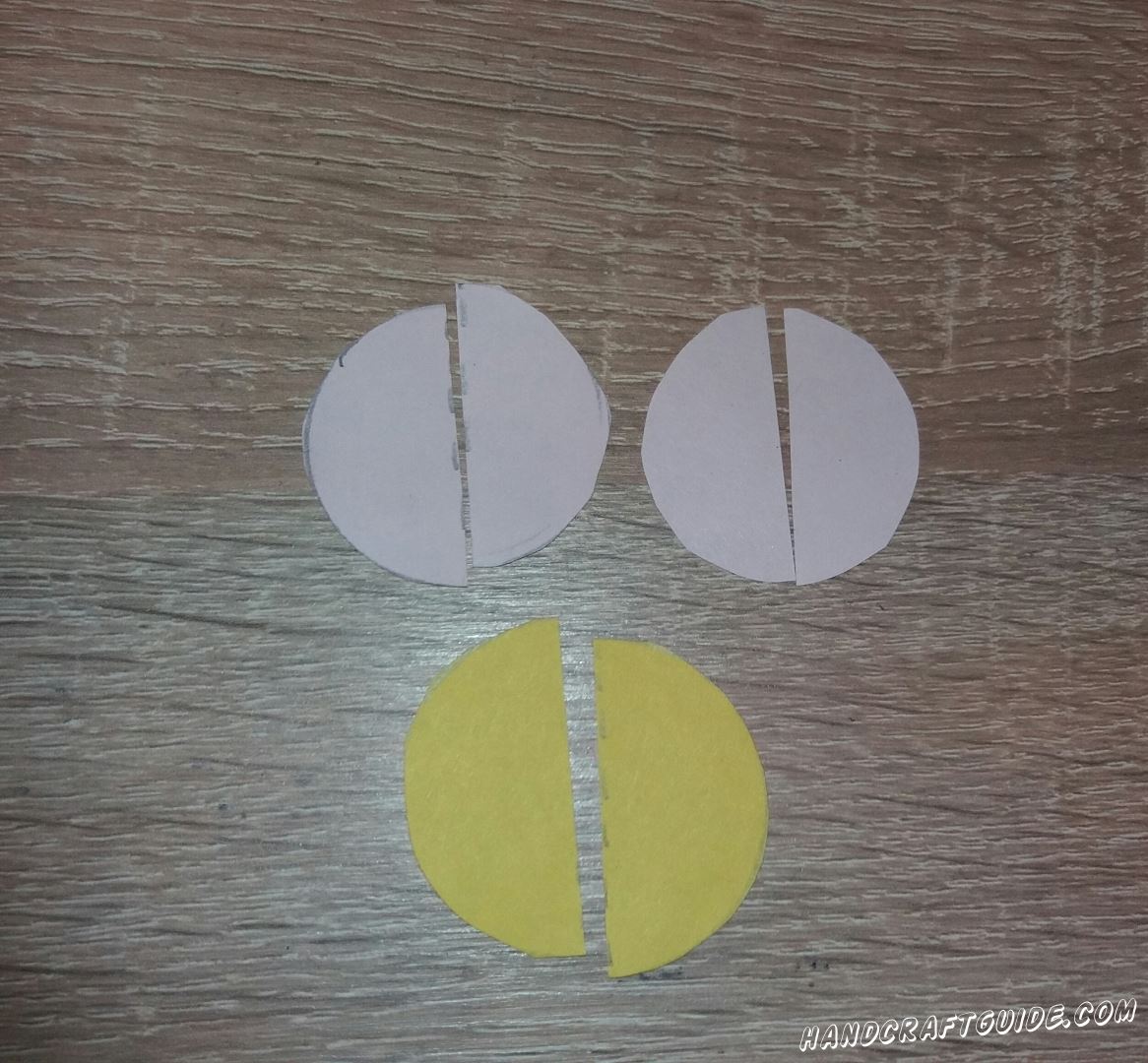 Желтый круг среднего размера и 2 малых,розовых, круга разрезаем пополам