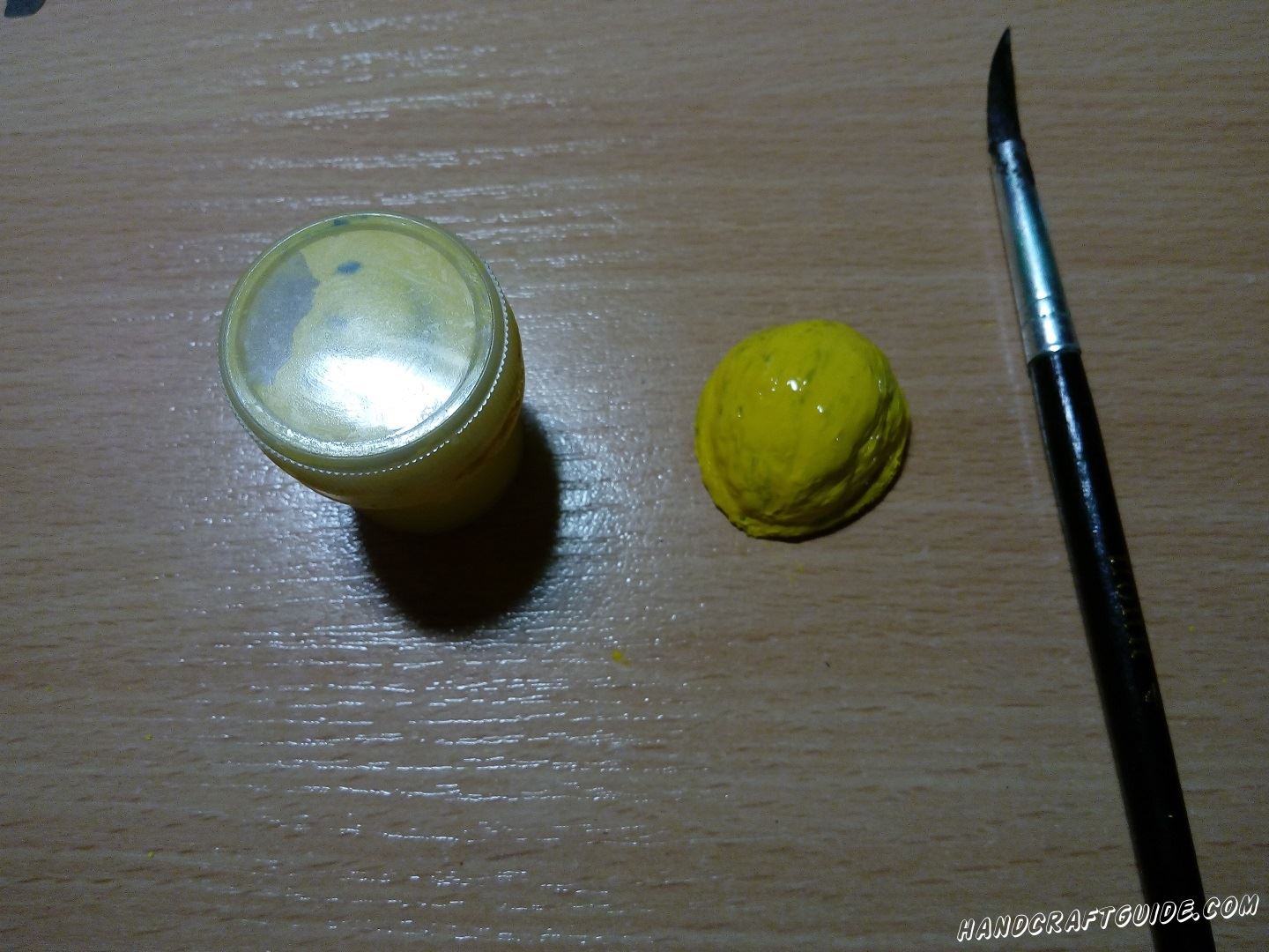 Затем берем половинку скорлупы ореха и закрашиваем в желтый цвет. Ждём пока высохнет