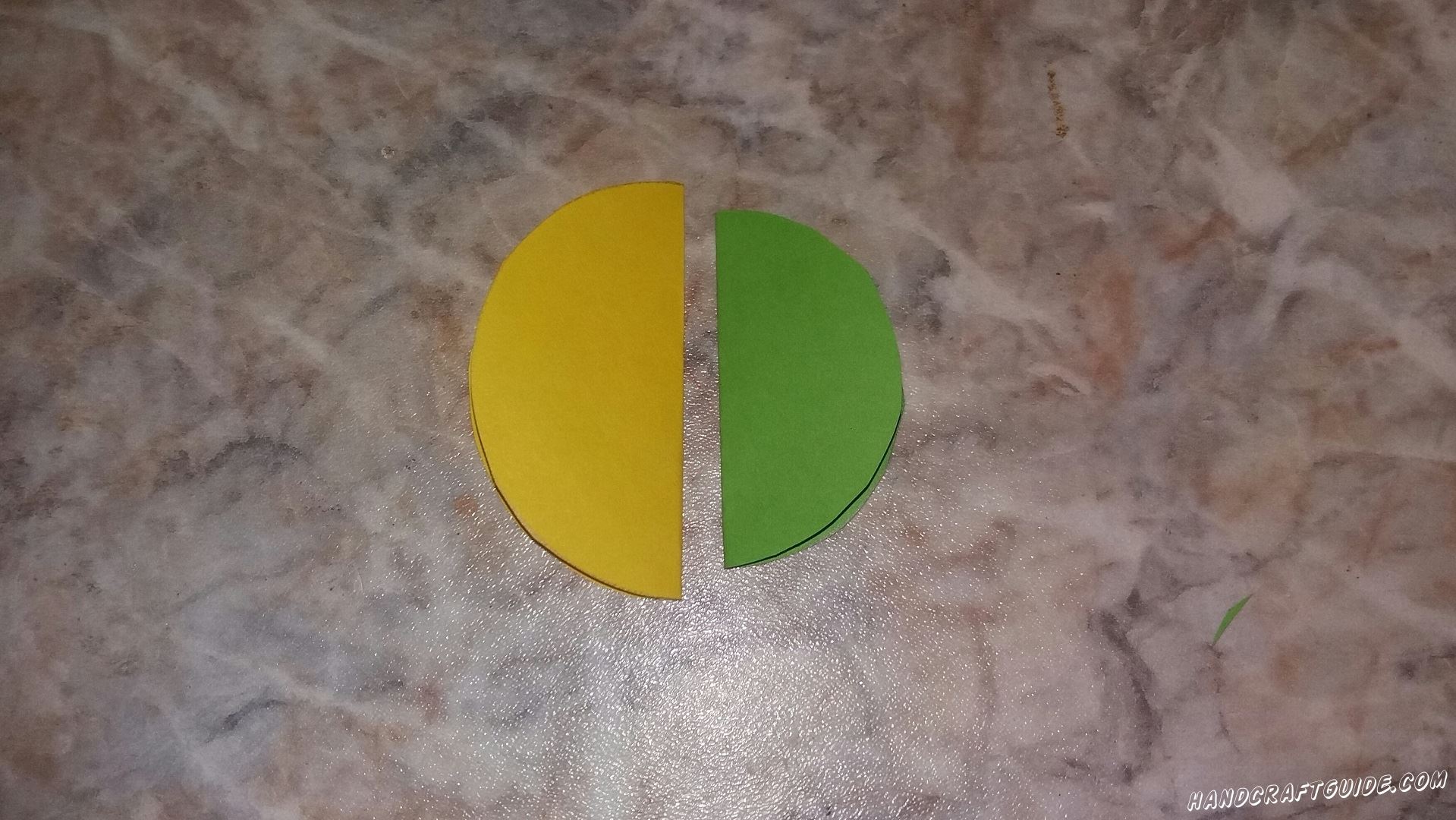 Берем большой зелёный и желтый круги и сгибаем их пополам