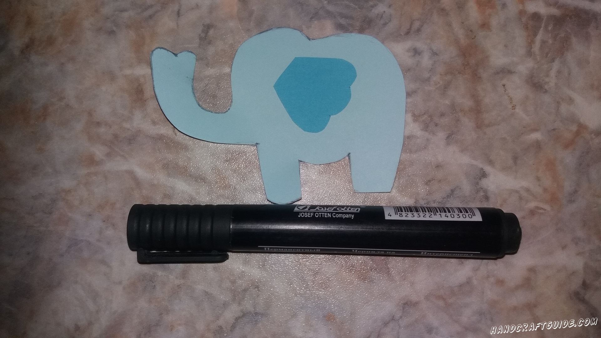 Разрисовываем нашего слонёнка, с помощью фломастера.