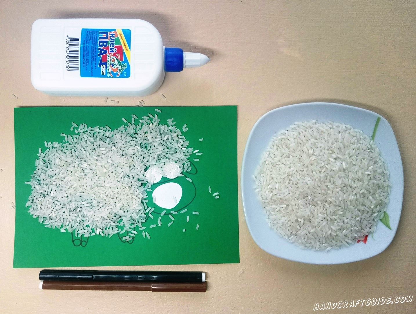 Насыпаем рисовую крупу на клей