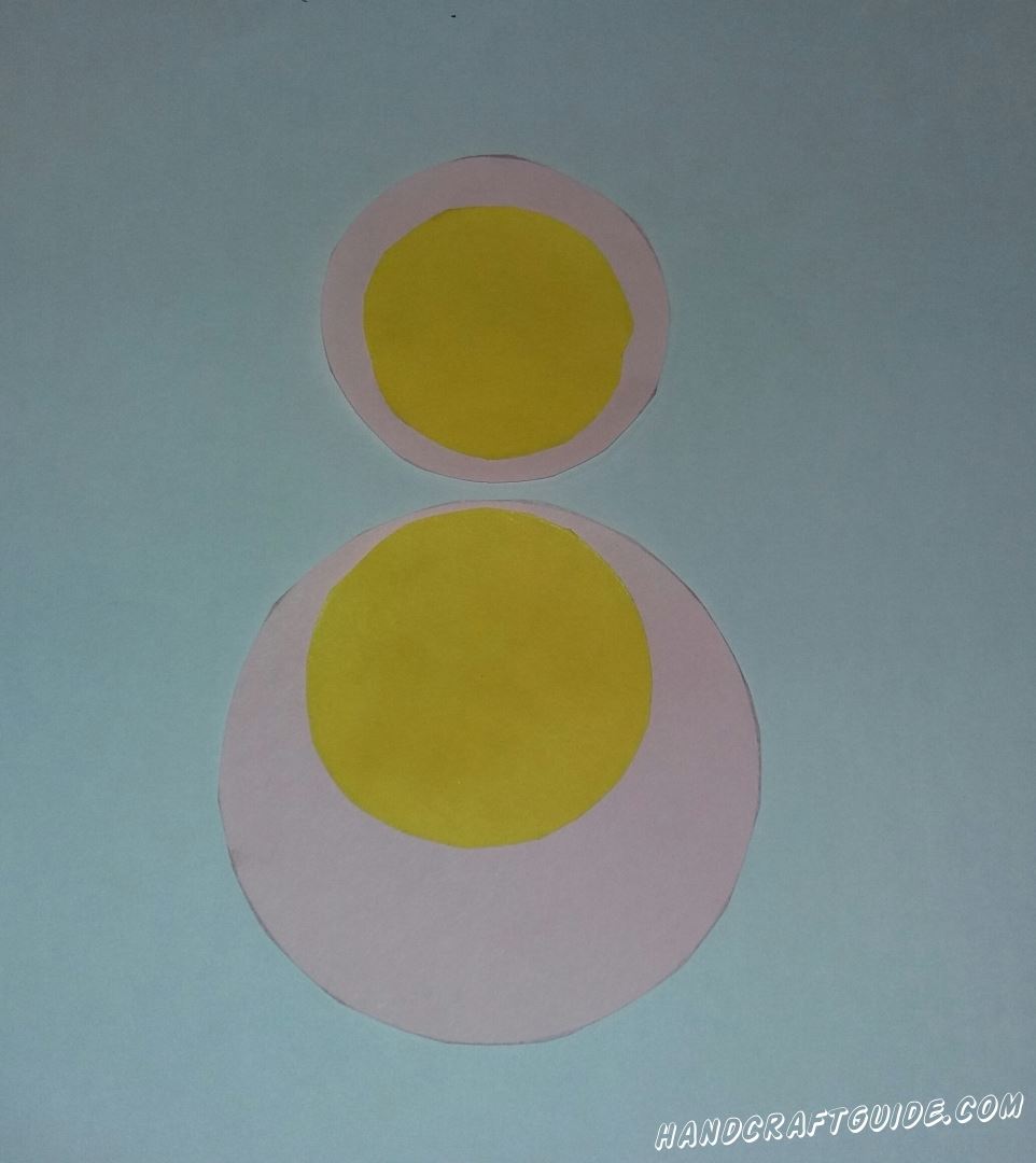Приклеиваем 2 розовых круга, больший и меньший рядышком, чтоб получилась циферка 8 и малый круг немного залезал на большой круг. Поверх них наклеиваем 2 малых желтых круга