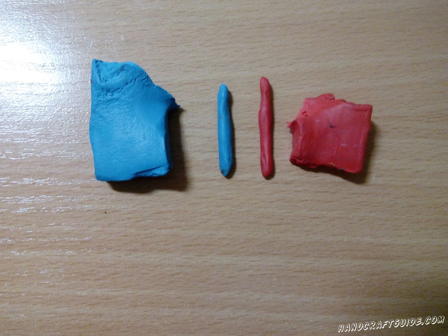 Затем берем красный и синий кусочки пластилина и лепим из них 2 тонкие круглые палочки