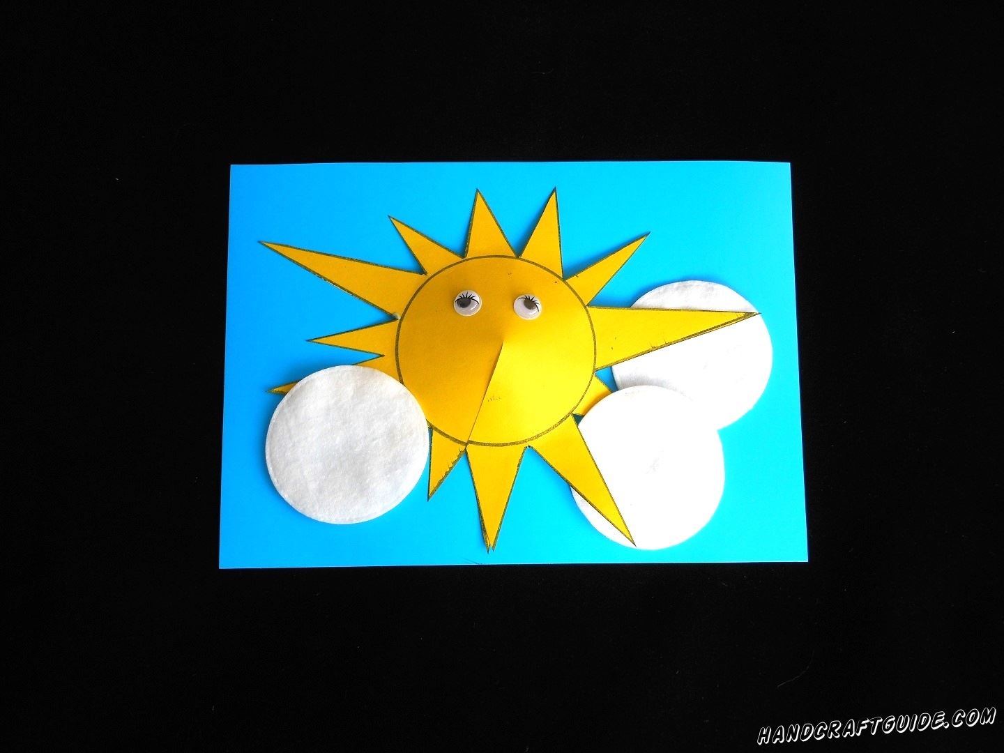 аппликация солнца на небе из картона и ватных дисков