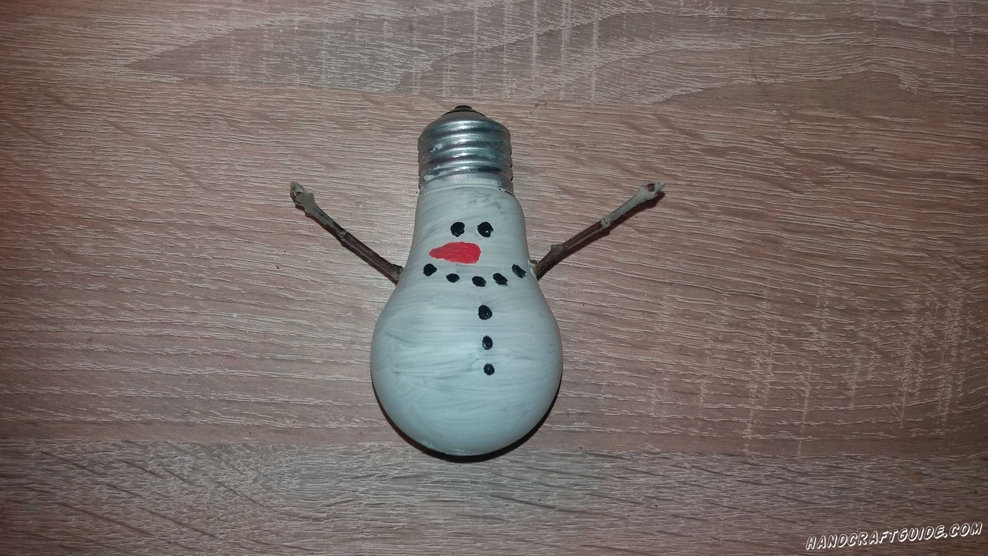 игрушка на ёлку снеговик из лампочки