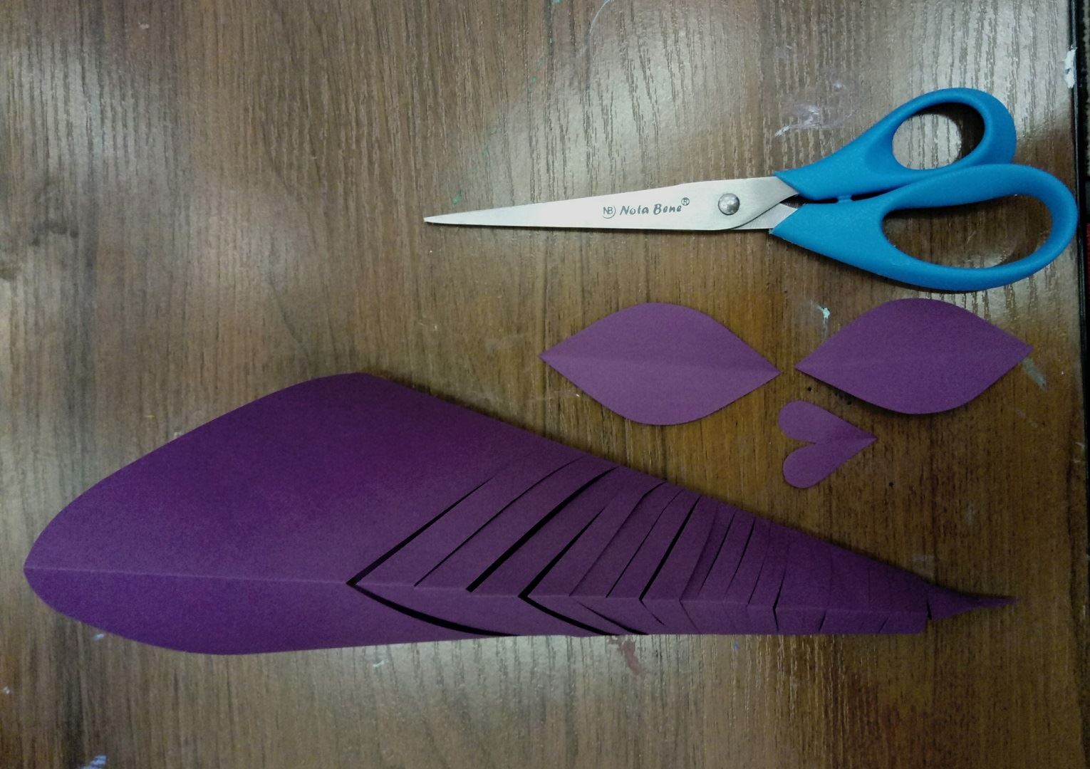 Так же из фиолетовой бумаги делаем 2 плавника и хвостик