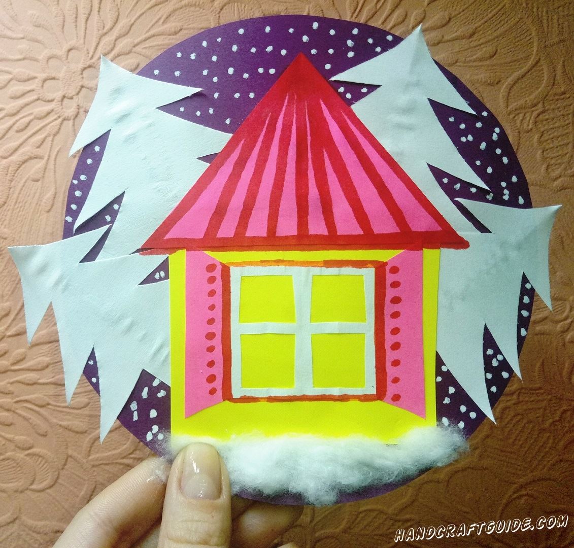 Бумажная игрушка с домиком в зимнем лесу.