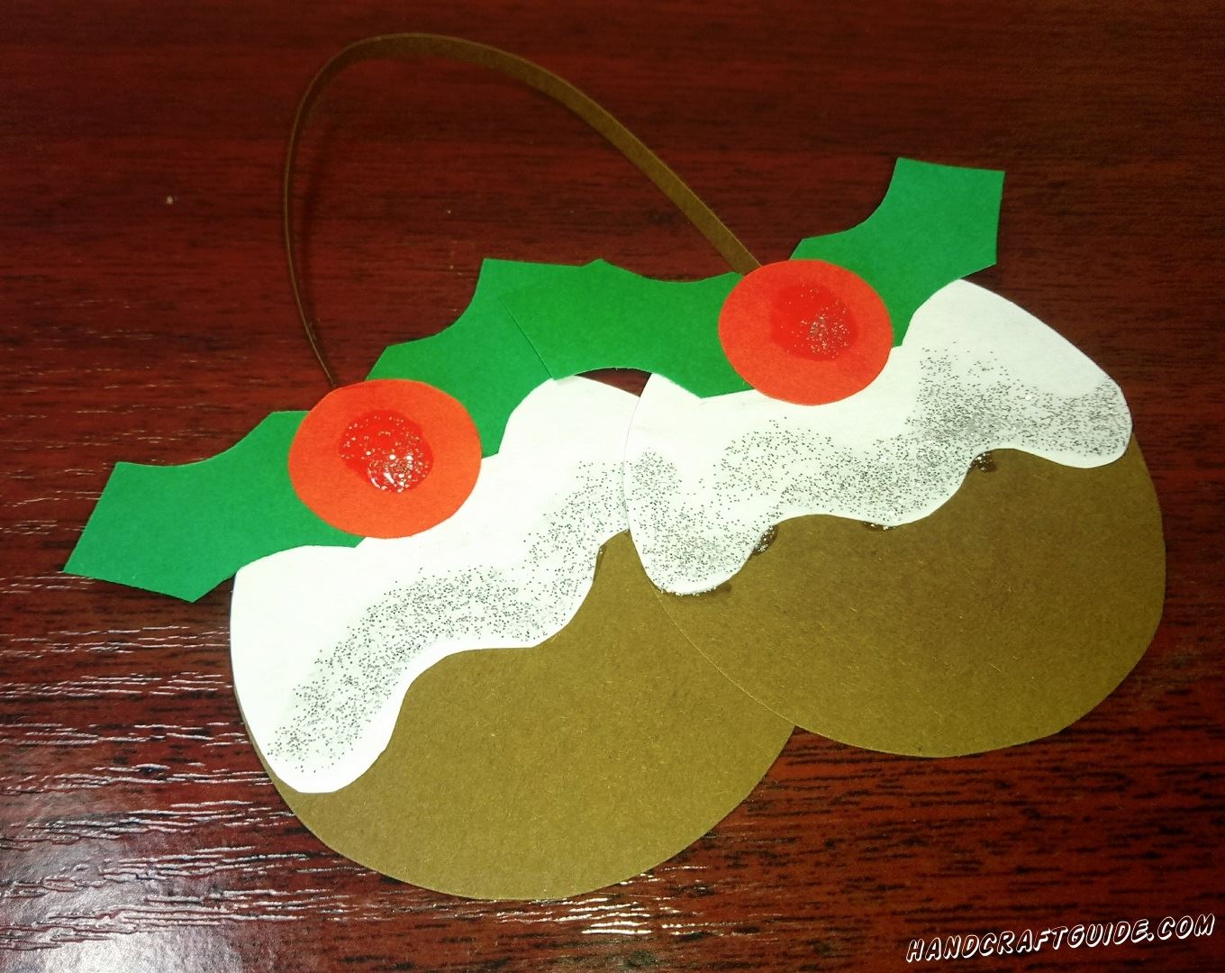 Укрась свою новогоднюю ёлочку, вот такой красивой и оригинальной бумажной игрушкой.