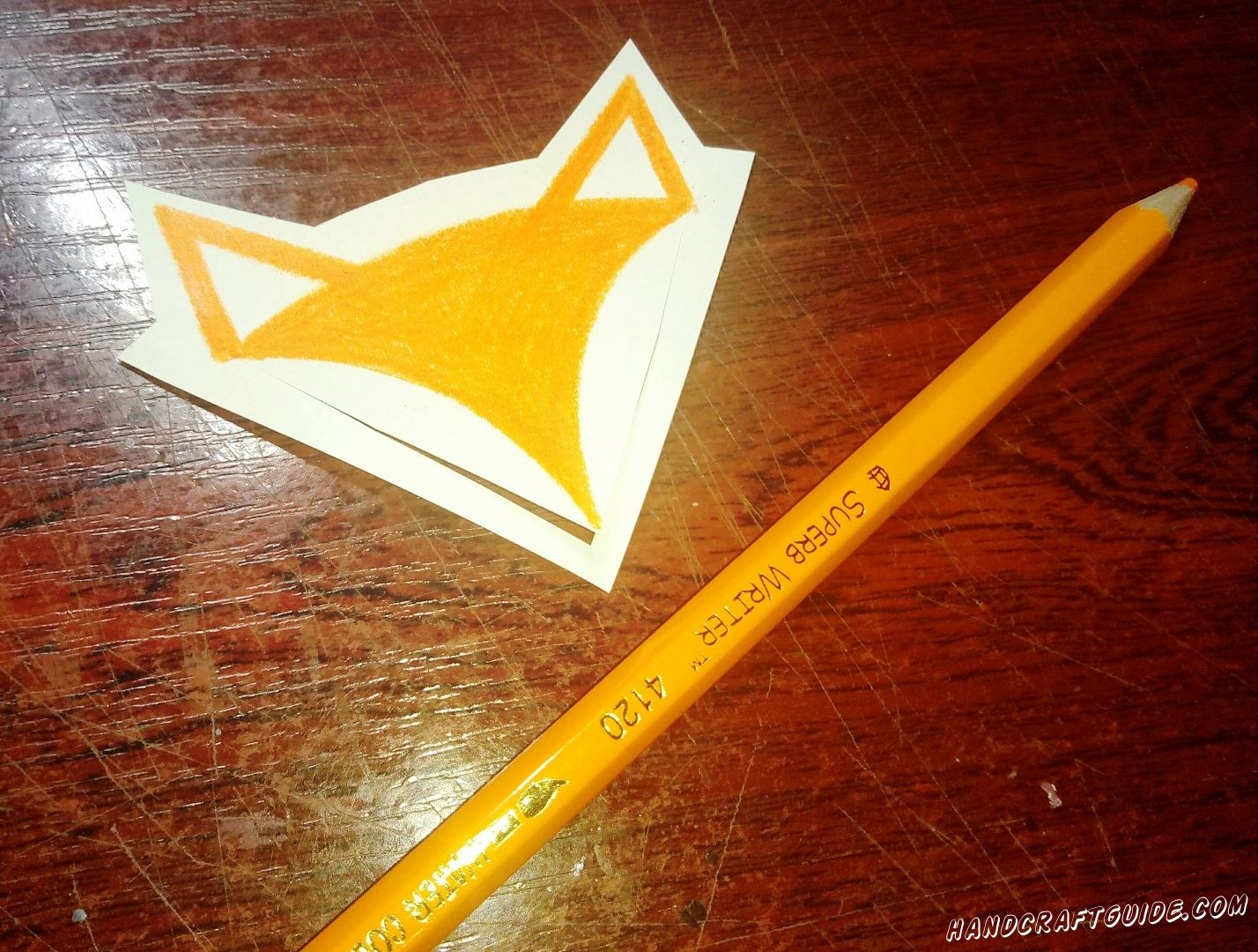 Оранжевым карандашиком рисуем мордашку лисички