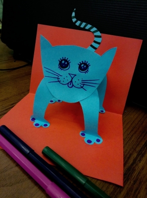 Как сделать котика из бумаги, да ещё и в такой красивой открыточке, вы узнаете прямо сейчас. 