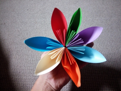 Поспешите сделать с нами замечательный разноцветный цветочек из цветной бумаги