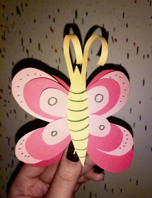 Cделать бабочку из цветной бумаги очень просто, сейчас мы покажем как! 