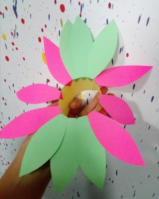 Приступаем к выполнению замечательной поделки, а именно, цветочек из цветной бумаги, своими руками!  