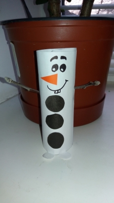 Сказочный снеговик из бумаги будет также радовать нас, как и Эльзу в мультфильме.