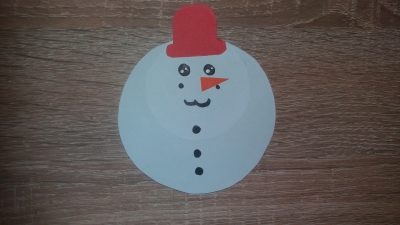 Снеговик из бумаги, а не из снега, зато он не растает стоя прямо в вашей комнате.  