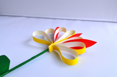 Не можете выбрать, какие цветы любит та или иная девочка? Мы вам покажем универсальный вариант – цветочек из цветной бумаги.