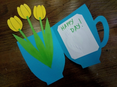 Сейчас мы сделаем очень тёплую весеннюю открытку с тюльпанами из цветной бумаги. 