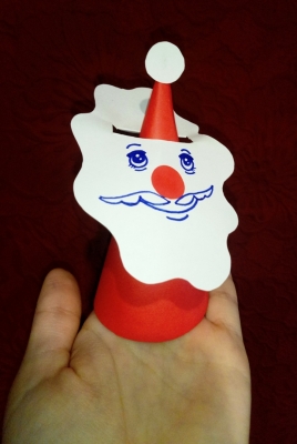 Делаем настоящие пальчиковые игрушки вместе с нами, а именно Дедушку Мороза из цветной бумаги. 