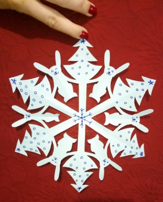 Превращаем свой дом в самый настоящий зимний дворец, с помощью бумажных снежинок.