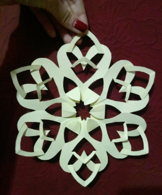 Ещё одна замечательная снежинка из бумаги, для украшения вашего дома к новогодним праздникам.
